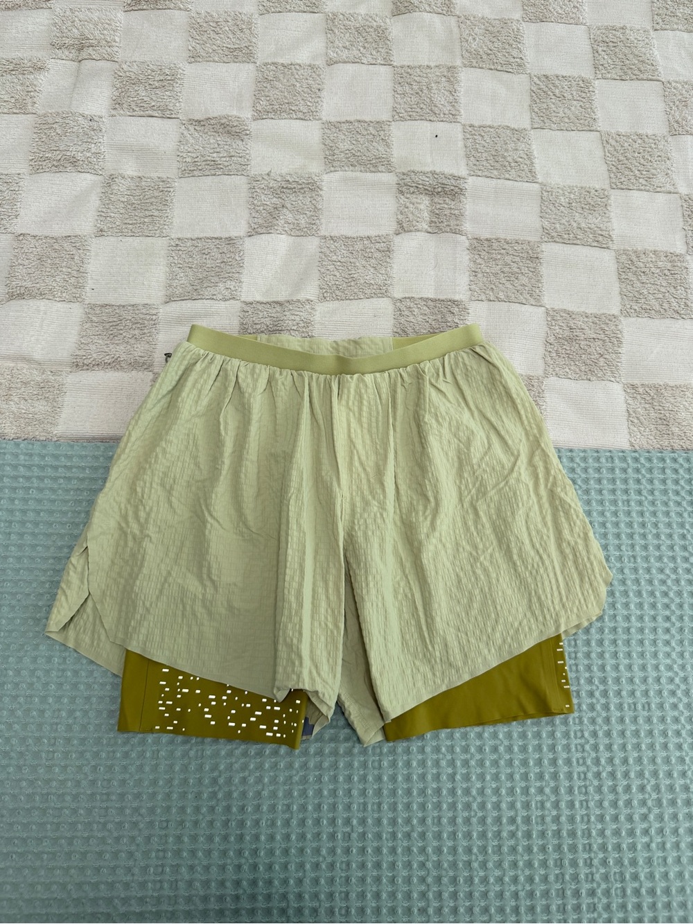 NWOT Lululemon Surge Lined‎ Short 6" *Special Edition
Dew Green / Auric Gold